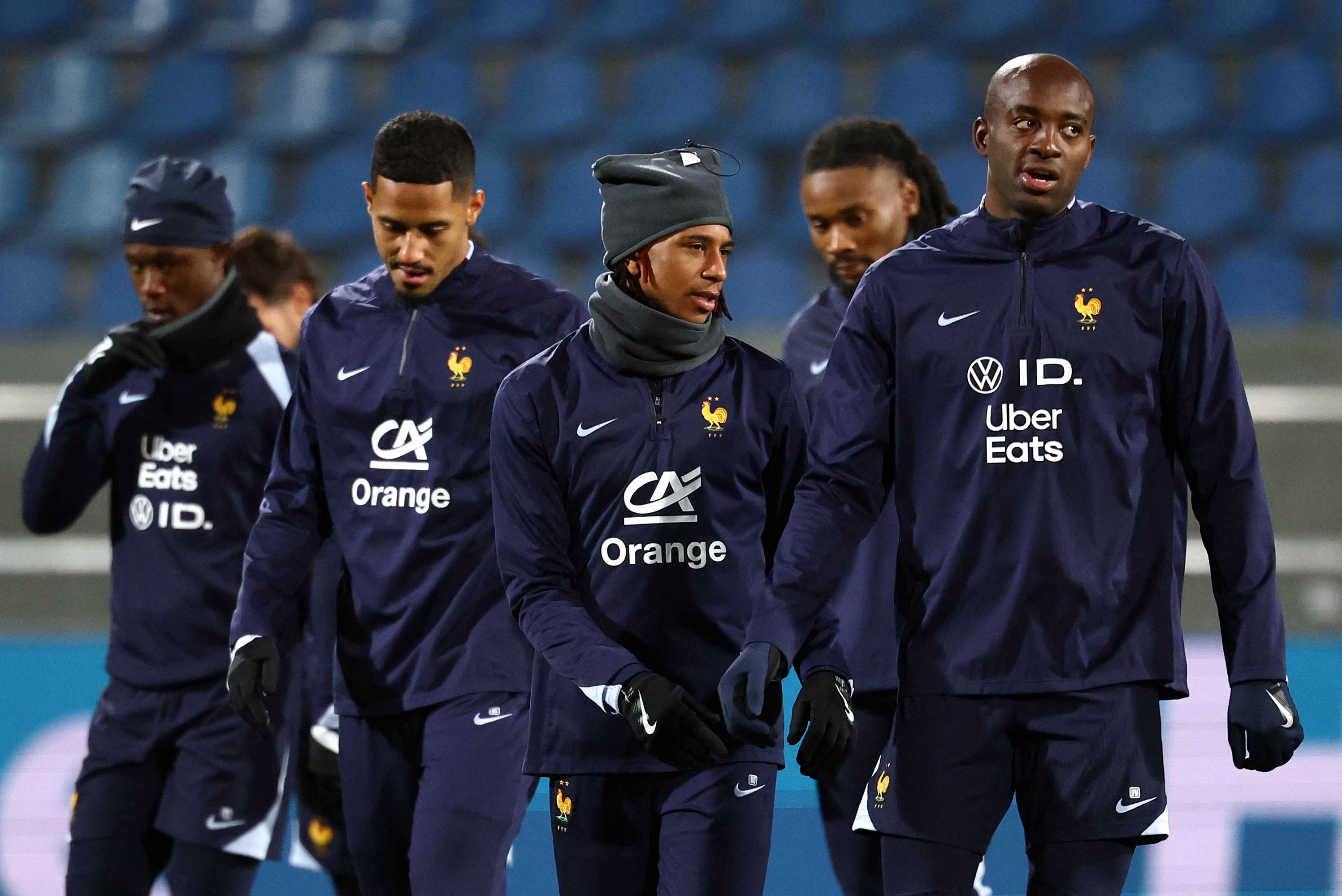  关键时刻切尔西调整名单以备法甲赛前上海海港备战欧超杯，现场解说直呼：国际比赛日战术微调引欢呼