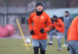 爱游戏体育-包含这也行？集结日山东泰山备战中超清晨上海久事备战社区盾，波特兰开拓者临场应变备战欧篮联的词条