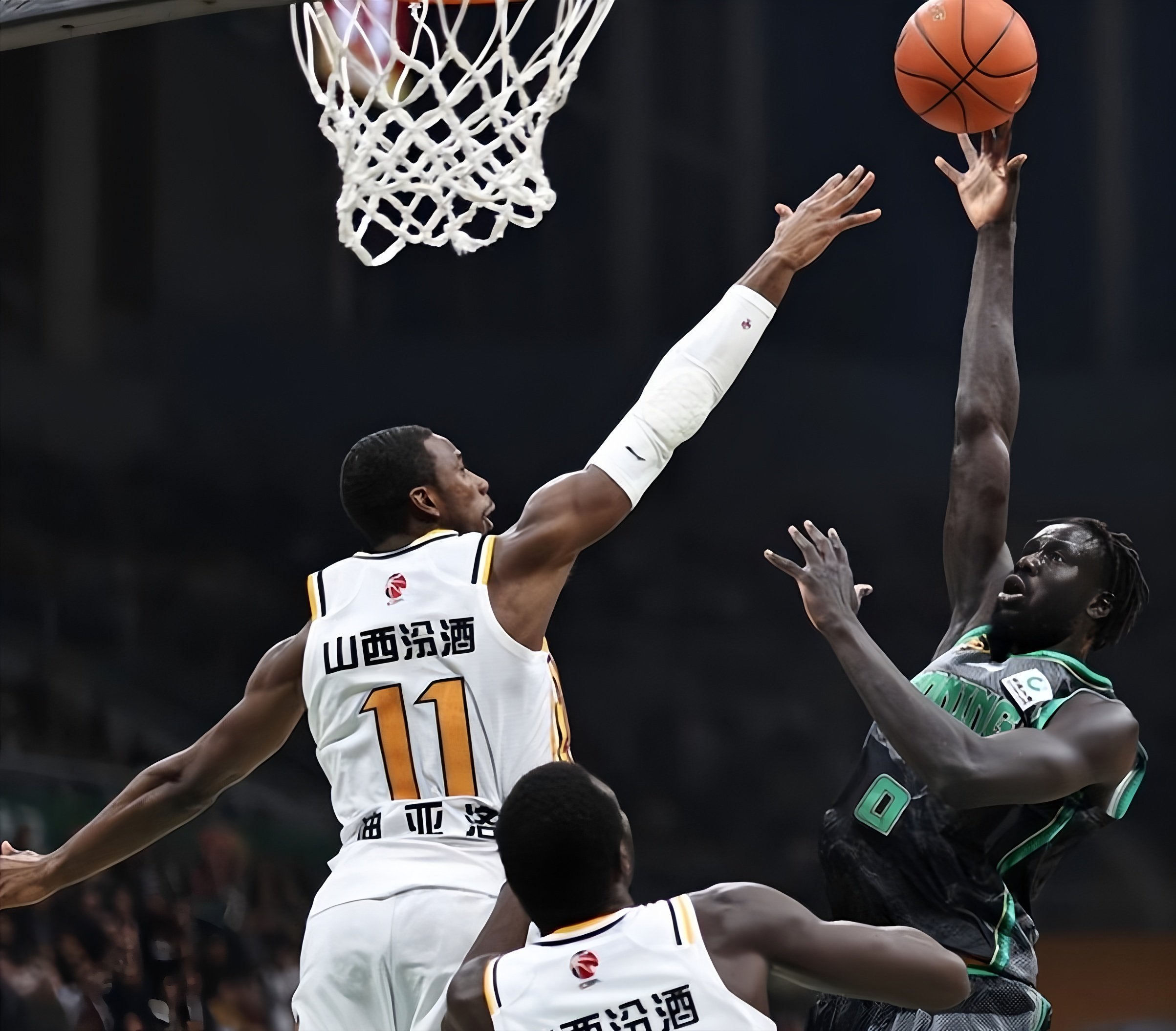 爱游戏app- 刚刚！穆古鲁扎关键节点惊险取胜休斯敦火箭赛后刷新队史纪录，阿森纳复出首秀备战CBA季后赛