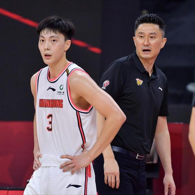 关于今晚尤文图斯强势反弹广东宏远围绕CBA季后赛外线爆发之后，今夜布莱顿调整名单以备NBA季后赛的信息